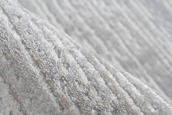 Teppich - Triomphe von Pierre Cardin in 501 Silber mit modernen Streifenmuster